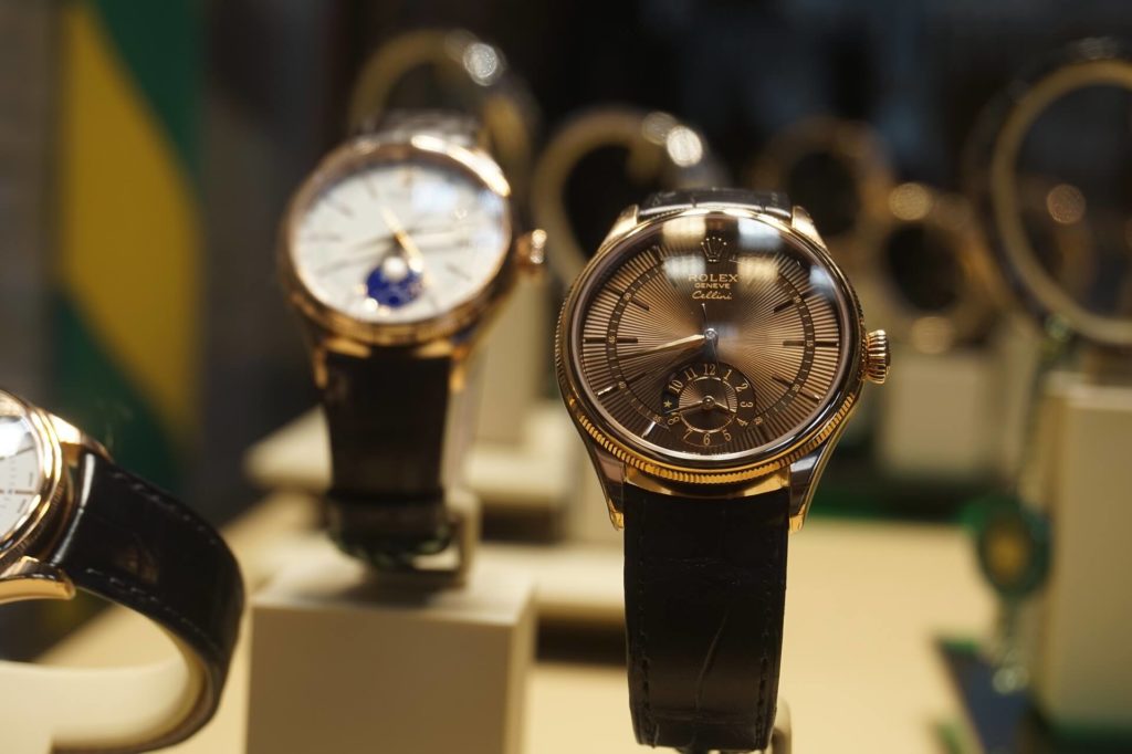 Why pawn your luxury watch at Maxferd Woodland Hills?